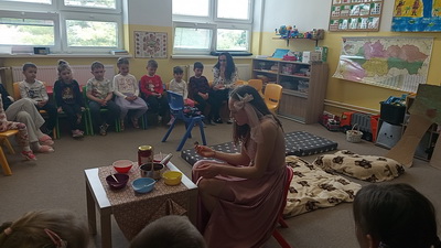 Medved� pr�beh v materskej �kole: Mary a �tyri medvede o�ili na javisku