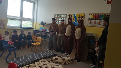 Medved� pr�beh v materskej �kole: Mary a �tyri medvede o�ili na javisku