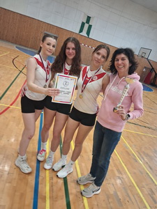 Na�e gymnazistky op� �iarili � Striebro z&nbsp;krajsk�ho kola bedmintonu obh�jen�!