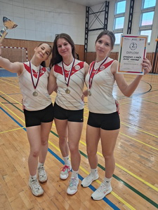 Na�e gymnazistky op� �iarili � Striebro z&nbsp;krajsk�ho kola bedmintonu obh�jen�!