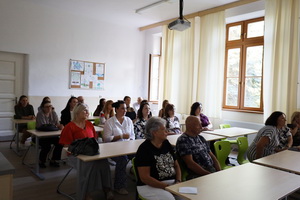 Gymnazisti sa bud� u�i� vo vynoven�ch priestoroch biologick�ho laborat�ria