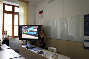 Gymnazisti sa bud� u�i� vo vynoven�ch priestoroch biologick�ho laborat�ria