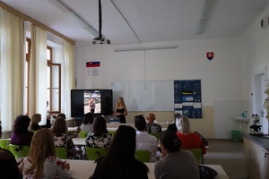 Gymnazisti sa bud� u�i� vo vynoven�ch priestoroch biologick�ho laborat�ria