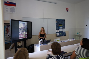 Gymnazisti sa bud� u�i� vo vynoven�ch priestoroch biologick�ho laborat�ria