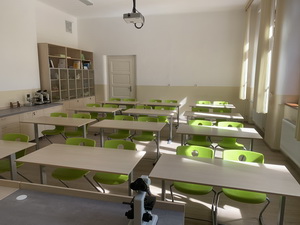 Gymnazisti sa bud� u�i� vo vynoven�ch priestoroch biologick�ho laborat�ria