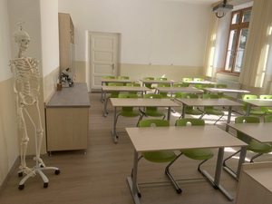 Gymnazisti sa bud� u�i� vo vynoven�ch priestoroch biologick�ho laborat�ria