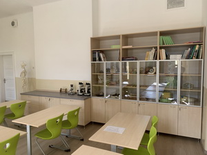 Gymnazisti sa bud� u�i� vo vynoven�ch priestoroch biologick�ho laborat�ria