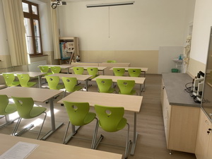 Gymnazisti sa bud� u�i� vo vynoven�ch priestoroch biologick�ho laborat�ria