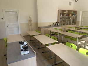 Gymnazisti sa bud� u�i� vo vynoven�ch priestoroch biologick�ho laborat�ria