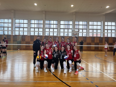Majstrovstv� kraja vo volejbale op� v �portovej hale Gymn�zia J. Kr�a 