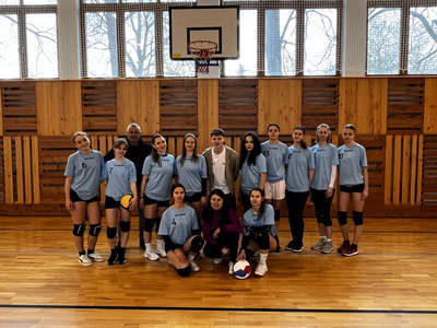 Majstrovstv� kraja vo volejbale op� v �portovej hale Gymn�zia J. Kr�a 